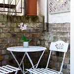Fantastic 1 Bedroom Apartment With Private Patio