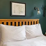 Beautiful Two Bed Abode In South West London