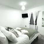 Studio With Bathroom And Kitchen 20 Minutes From Central London