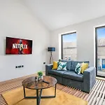 Tottenham- Exquisite 4-Bed Retreat With Ping Pong And Pool - Sleeps 7, Free Parking, Contractors & Long Stays Welcome