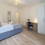 2 Bed Flat In Heart Of Kilburn With Full Kitchen London