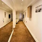 Large Group Friendly South Belgravia 4Br Apt