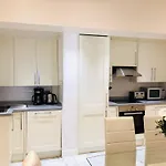 Large Group Friendly South Belgravia 4Br Apt