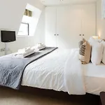 Comfortable 1Br, 2 Mins From Monument Station!
