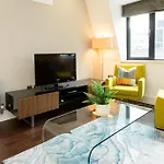 Comfortable 1Br, 2 Mins From Monument Station!