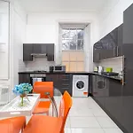 Larger Groups Stay Close To London O2 Arena Excel Canary Wharf With Wifi And Parking Within Mins Walk To Drl & Jubilee Line