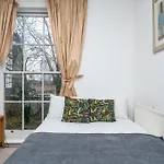 Larger Groups Stay Close To London O2 Arena Excel Canary Wharf With Wifi And Parking Within Mins Walk To Drl & Jubilee Line