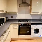 Canary Wharf 1-Bedroom Apartment, Sleeps 3 - Prime Location