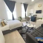 Spacious Studio 10 Mins To Metro 1 Min To The Bus