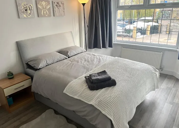 Cosy Double Bedroom For One Guest