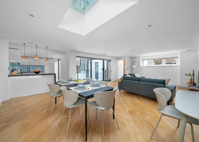Joivy Stylish 3 Bed, 3 Bath House With Private Courtyard In Chelsea