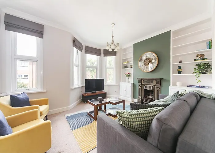 Luxury Chiswick 2 Bed Victorian Flat