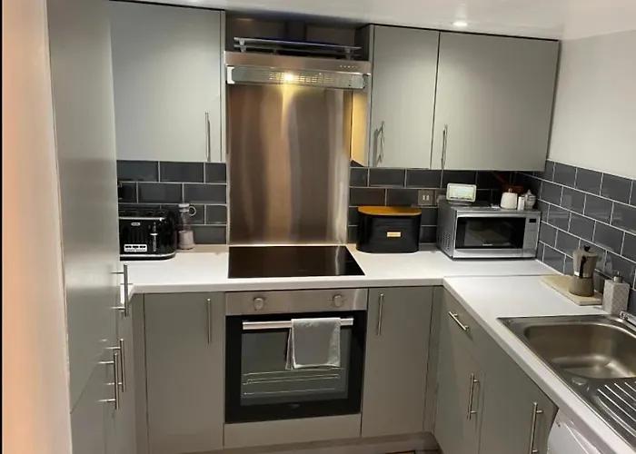 Central Private Double Bedroom In A 2Bedroom Apartment, Connected Via Underground, Overground And Many Bus Routes