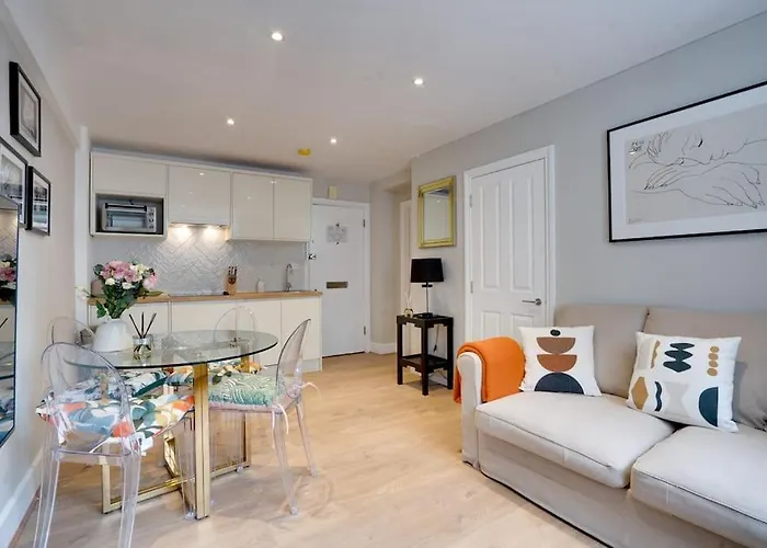 Glamorous Art Deco Flat In Chelsea