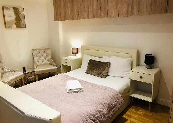 Large Group Friendly South Belgravia 4Br Apt