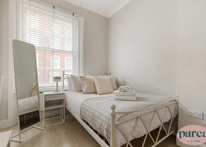 Parea Living - Stylish South Kensington Getaway