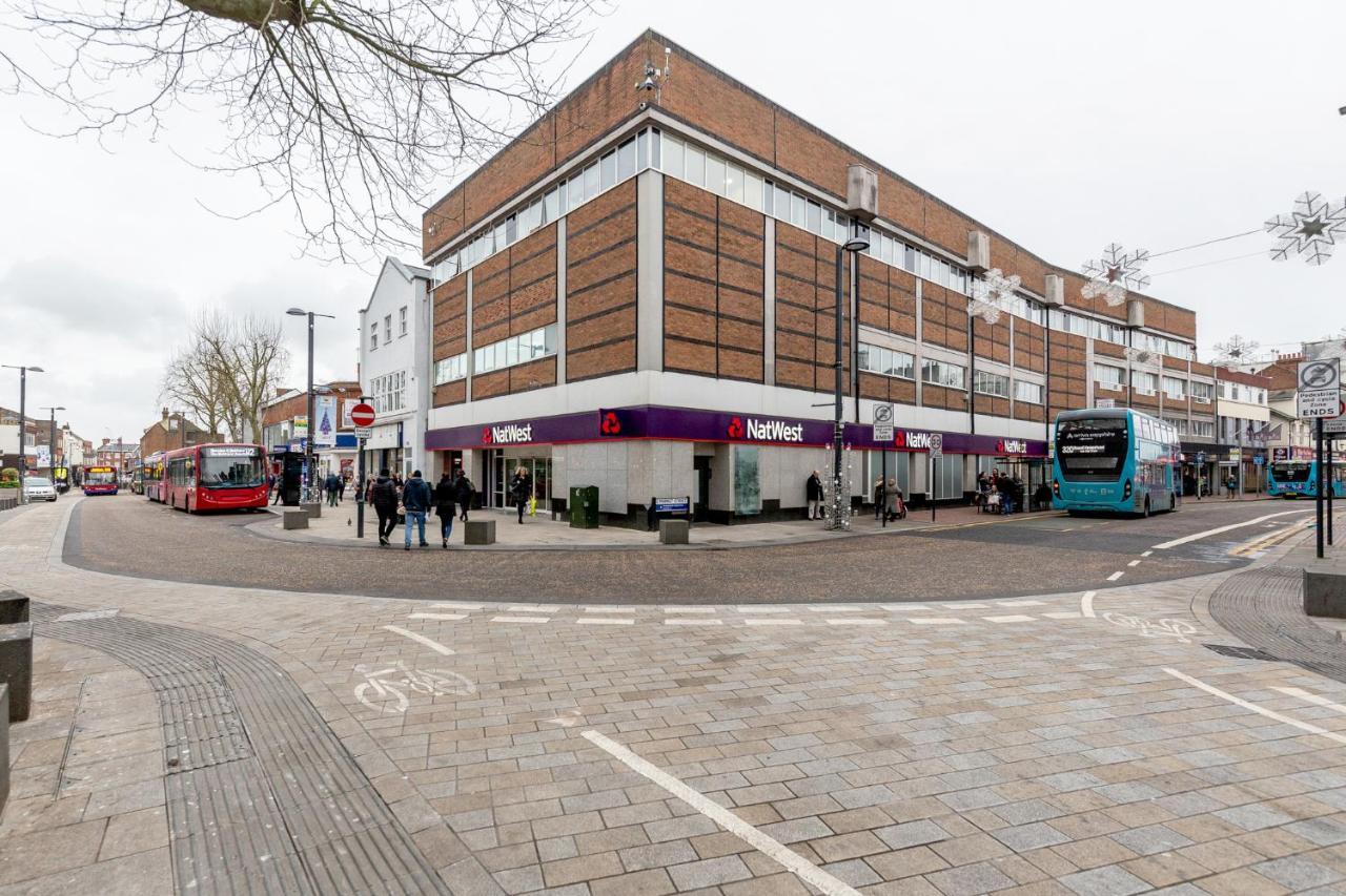 Watford Town Centre Serviced Apartment: Flexible Beds & Free Entertainment Apartment London