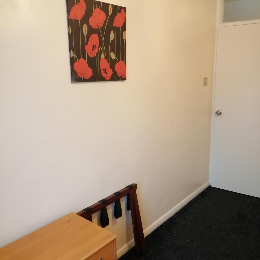 From Home, Great Community!! Apartment London