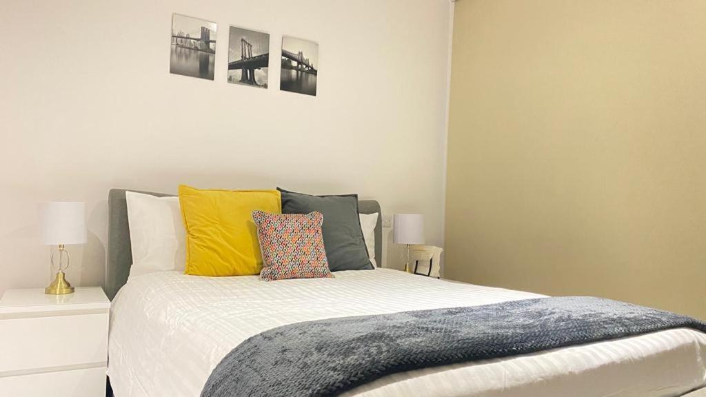 Spacious Modern Ensuite Bedroom Airport Homestay *