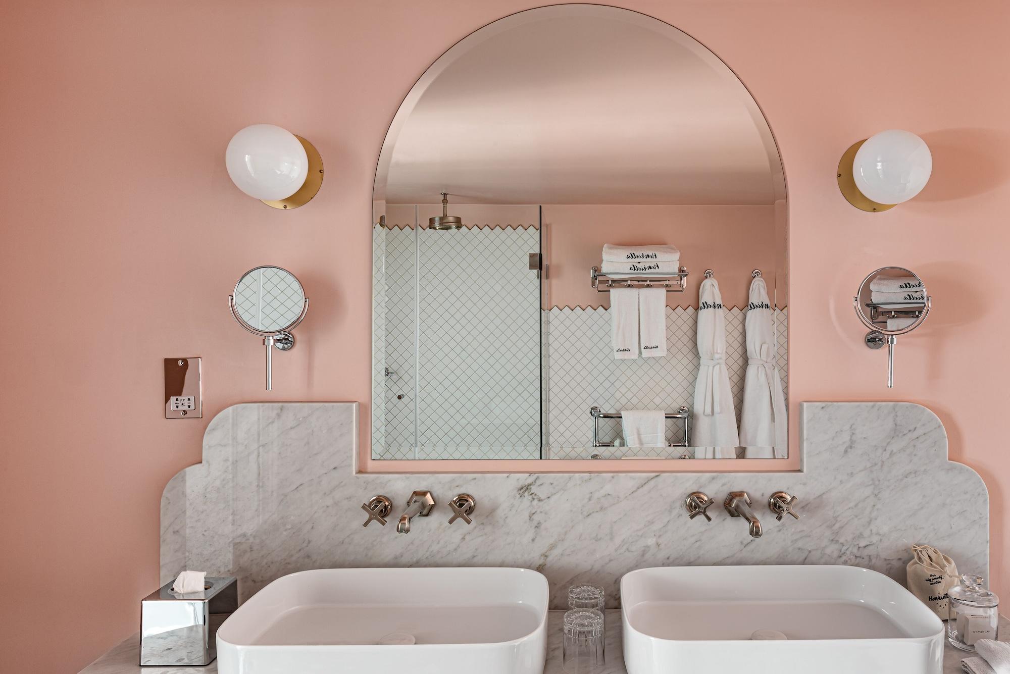 Henrietta Experimental Hotel 4*