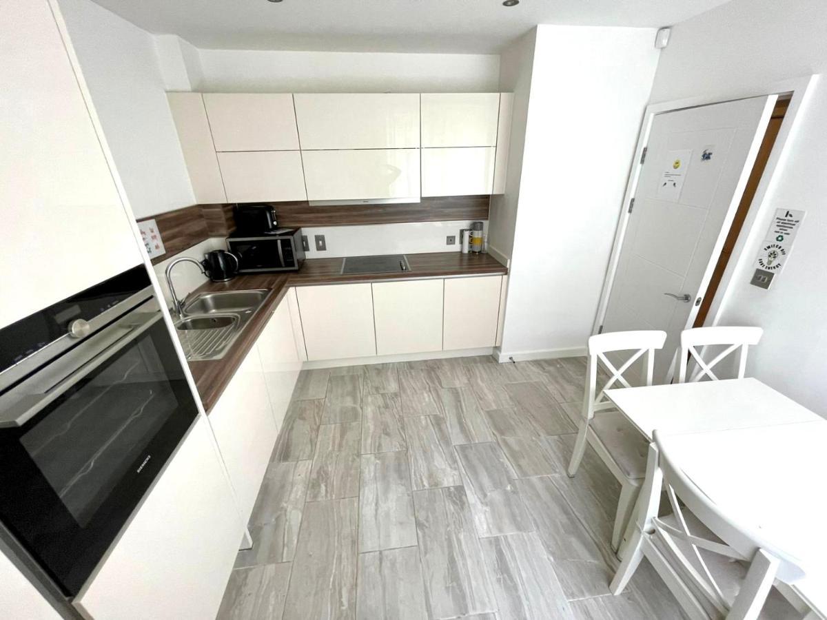 Stratford Luxury House, 5 Minutes Walk Station, Westfield, 3 Bedrooms 3 Bathrooms, Reception, Garden, Parking Apartment *