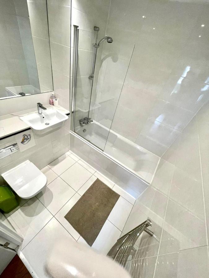 Apartment Stratford Luxury House, 5 Minutes Walk Station, Westfield, 3 Bedrooms 3 Bathrooms, Reception, Garden, Parking *