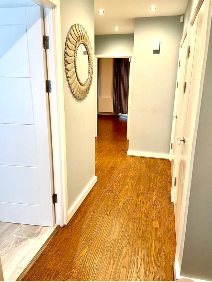 Stratford Luxury House, 5 Minutes Walk Station, Westfield, 3 Bedrooms 3 Bathrooms, Reception, Garden, Parking * London