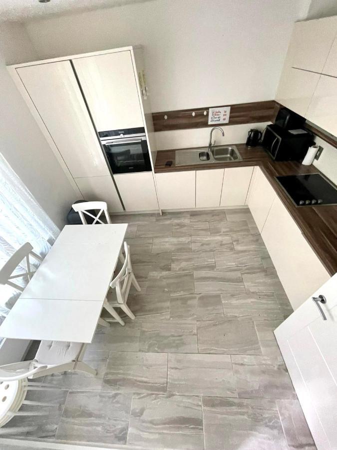 Stratford Luxury House, 5 Minutes Walk Station, Westfield, 3 Bedrooms 3 Bathrooms, Reception, Garden, Parking Apartment