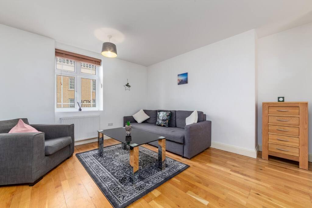 Lovely 2 Bed With With Private Patio Eye Apartment London