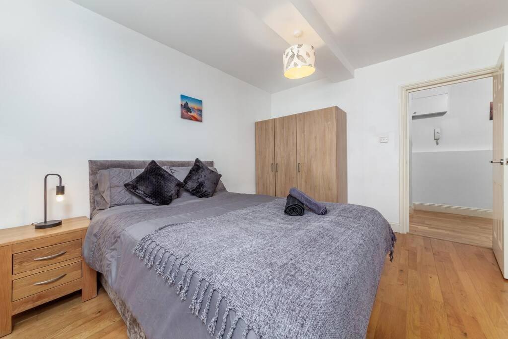 Lovely 2 Bed With With Private Patio Eye * London