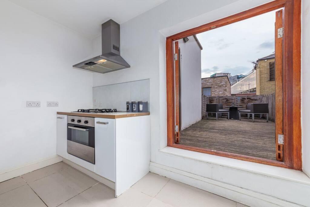 Lovely 2 Bed With With Private Patio Eye * London