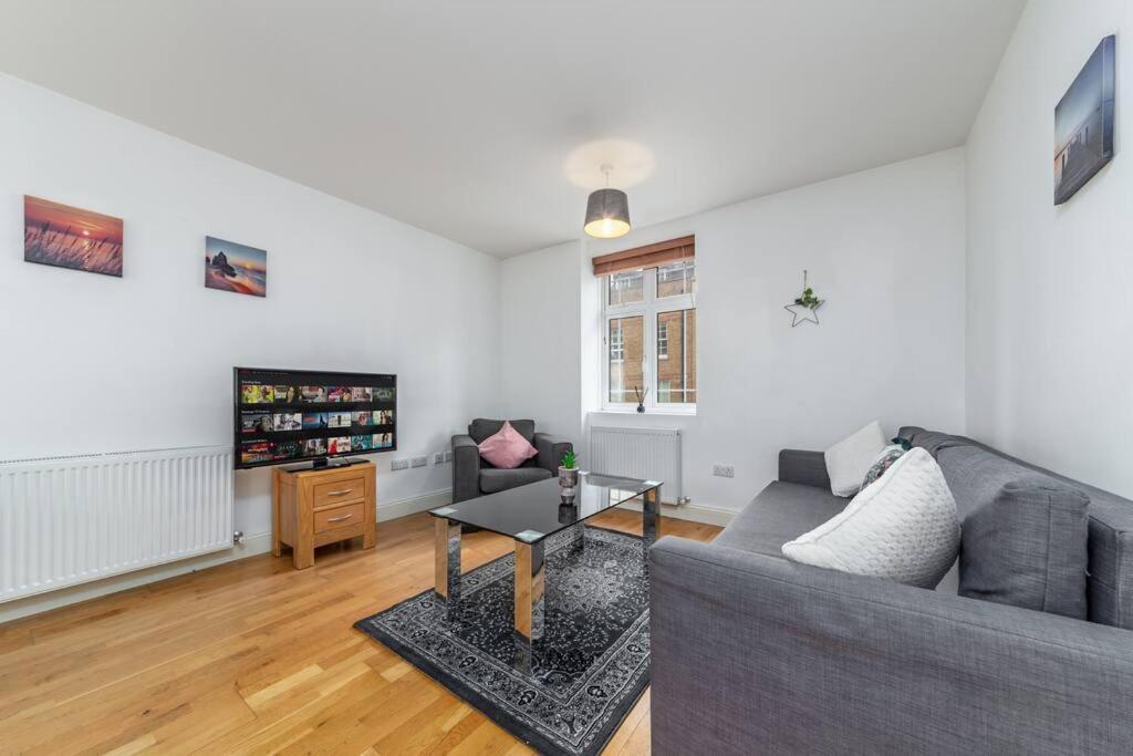 Apartment Lovely 2 Bed With With Private Patio Eye *