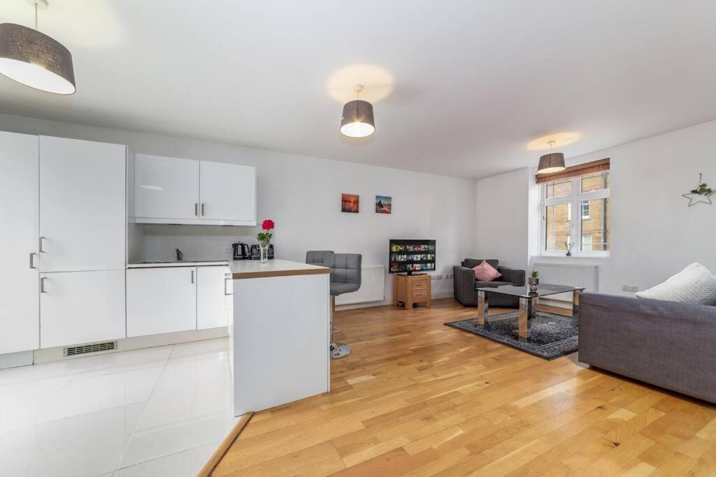 Lovely 2 Bed With With Private Patio Eye Apartment *