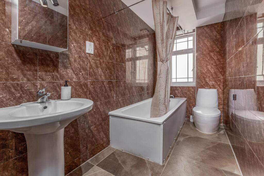 Lovely 2 Bed With With Private Patio Eye * London