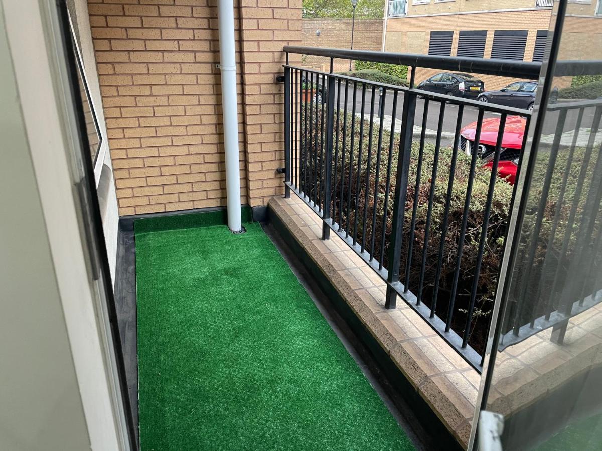 Canary Wharf O2 Excel Flat With Parking & Balcony