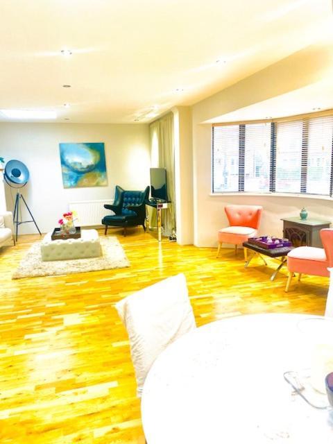 Modern Detached House Holiday home London