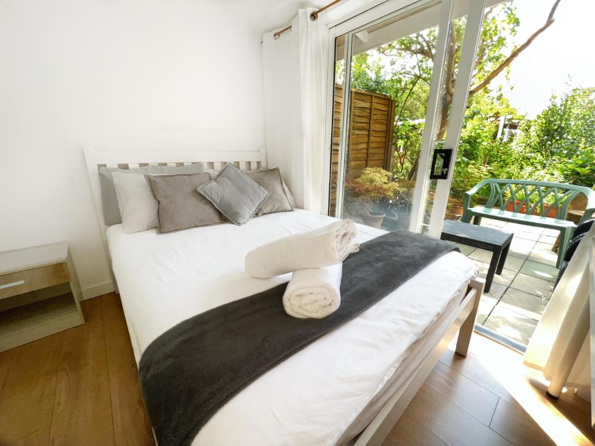 Luxurious House Near Excel- Air Conditioning, 9 Beds, 2 Baths, Garden, Fast Wifi * London