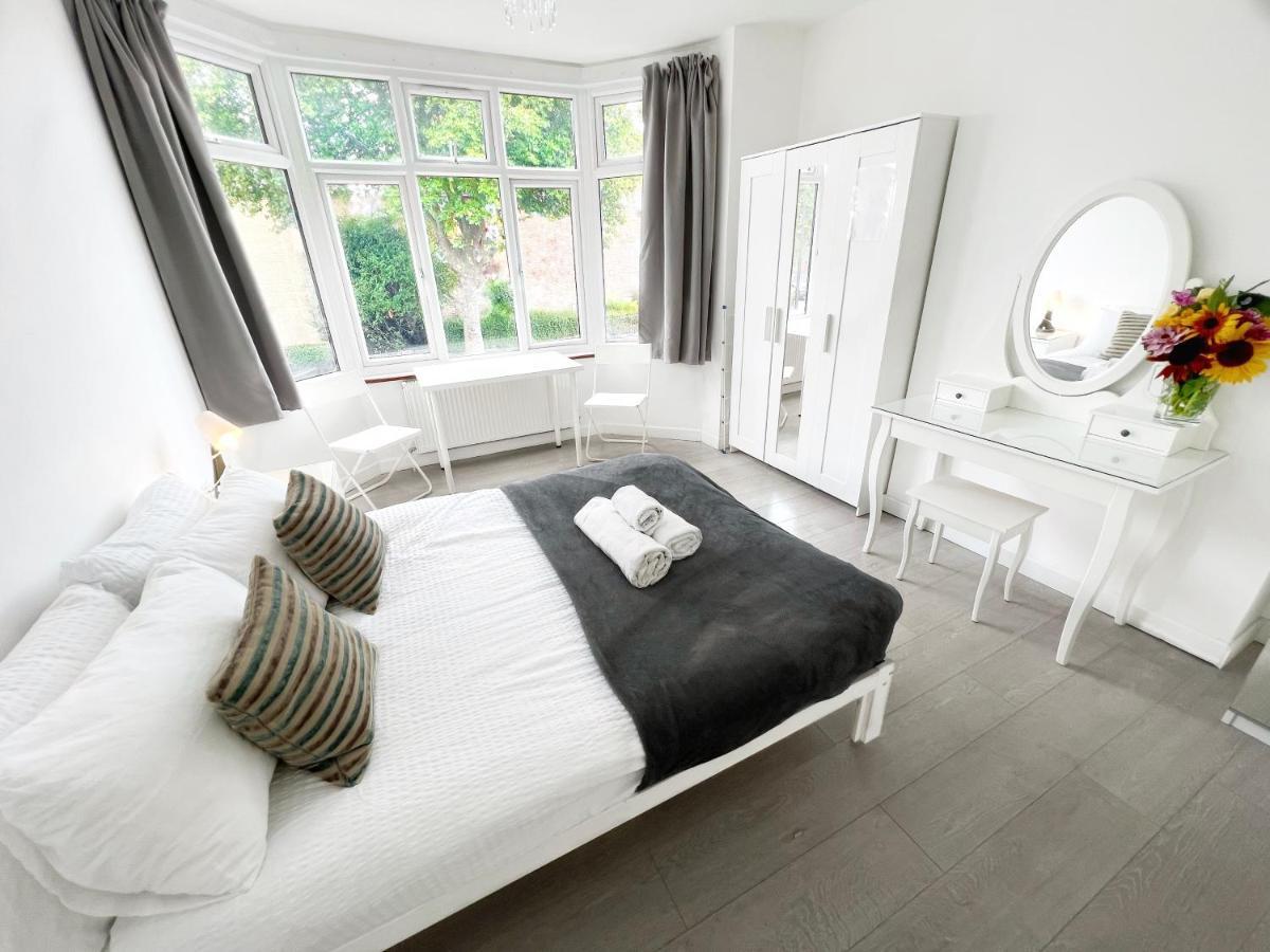 Luxurious House Near Excel- Air Conditioning, 9 Beds, 2 Baths, Garden, Fast Wifi Guest house