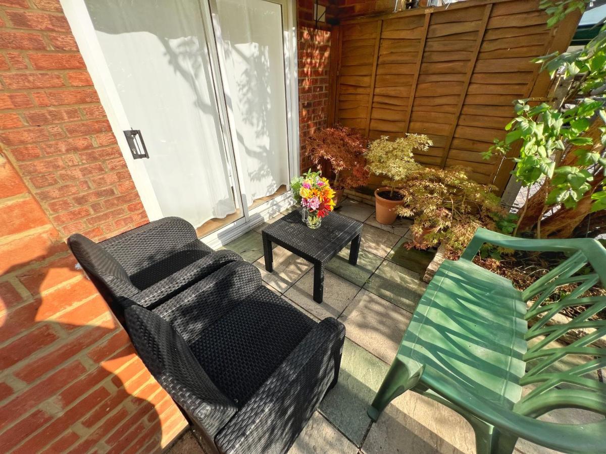 Guest house Luxurious House Near Excel- Air Conditioning, 9 Beds, 2 Baths, Garden, Fast Wifi London