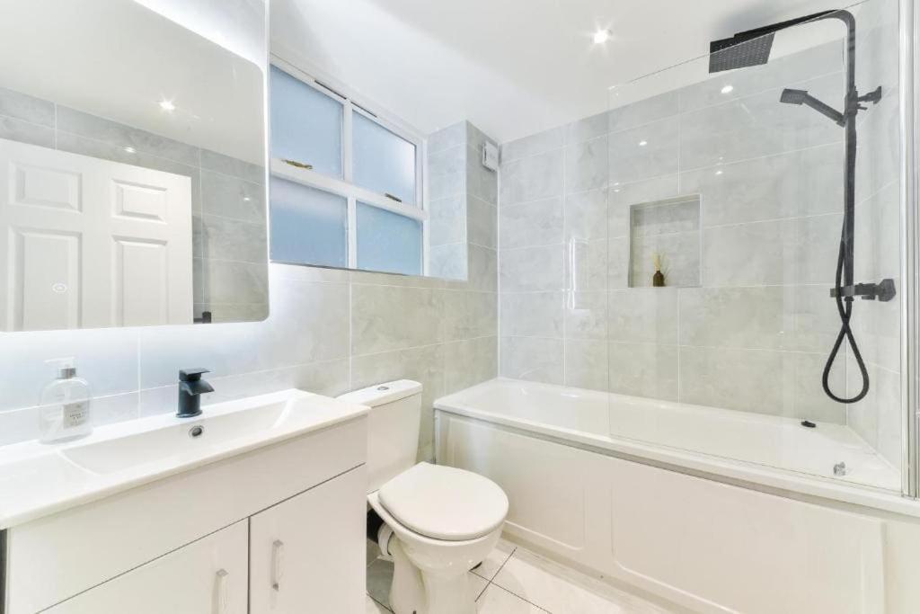 Apartment Greater London, 1 Bed Flat, Parking, Nr Metro Stations, 15mins To London
