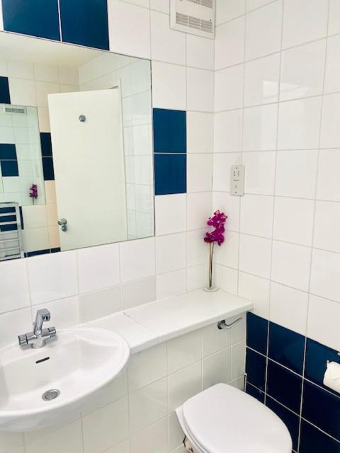 Holiday home Modern Detached House London