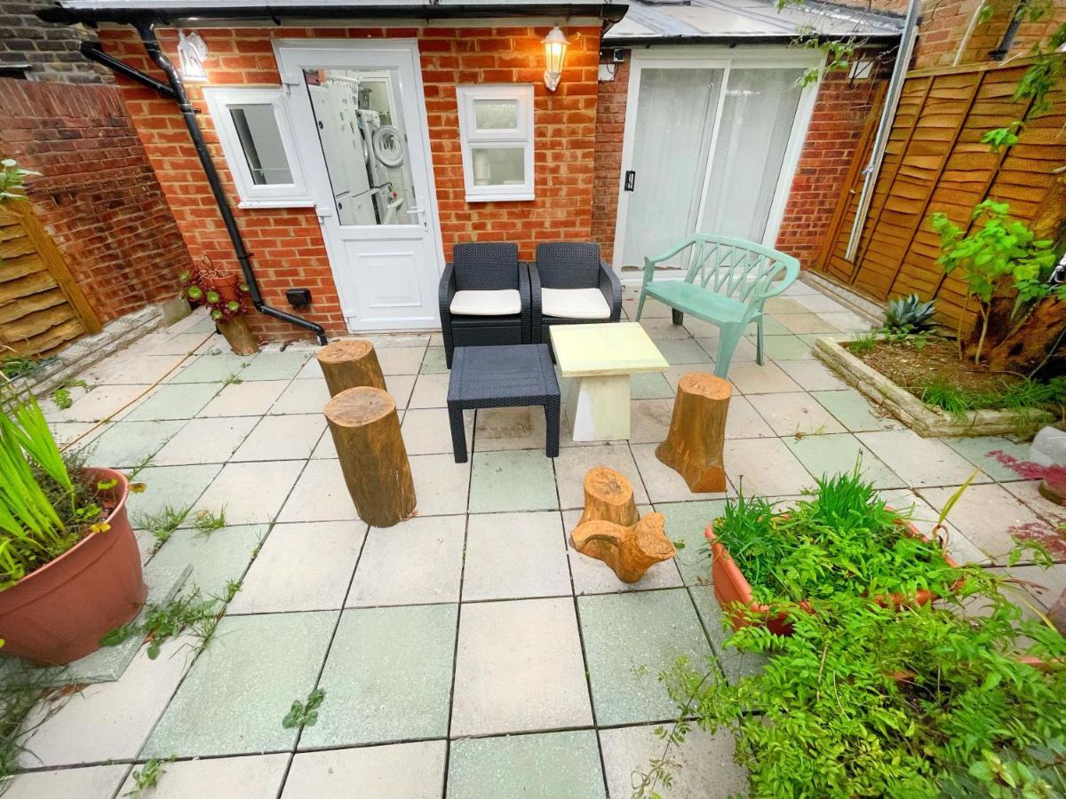 Luxurious House Near Excel- Air Conditioning, 9 Beds, 2 Baths, Garden, Fast Wifi Guest house London