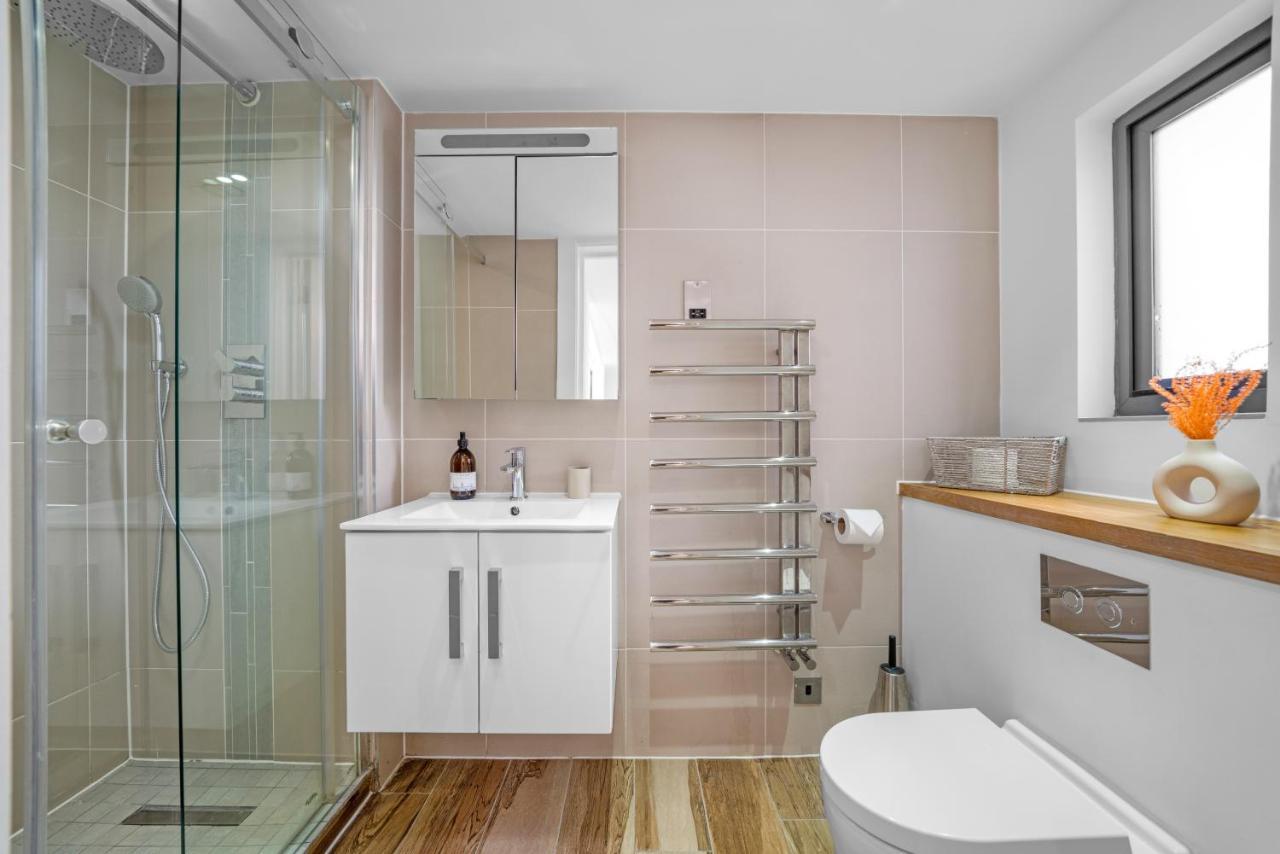 Joivy Stylish 3 Bed, 3 Bath House With Private Courtyard In Chelsea Holiday home London