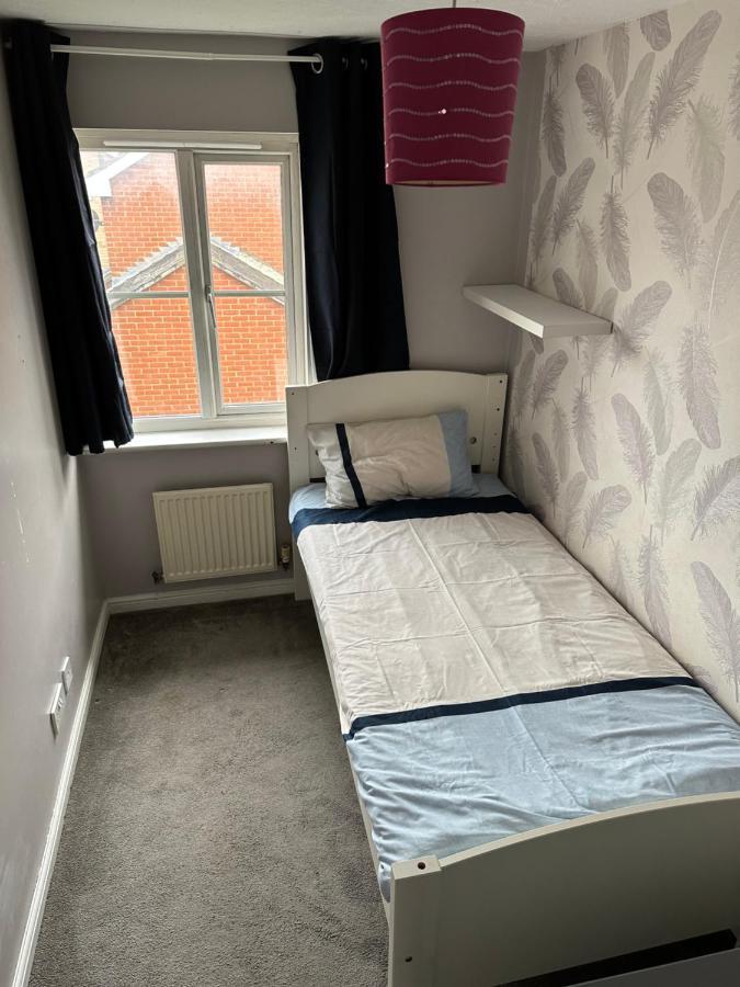 Holiday home Lovely 3 Bed Semi Detached House With Off Street Parking Located In A Quiet Close