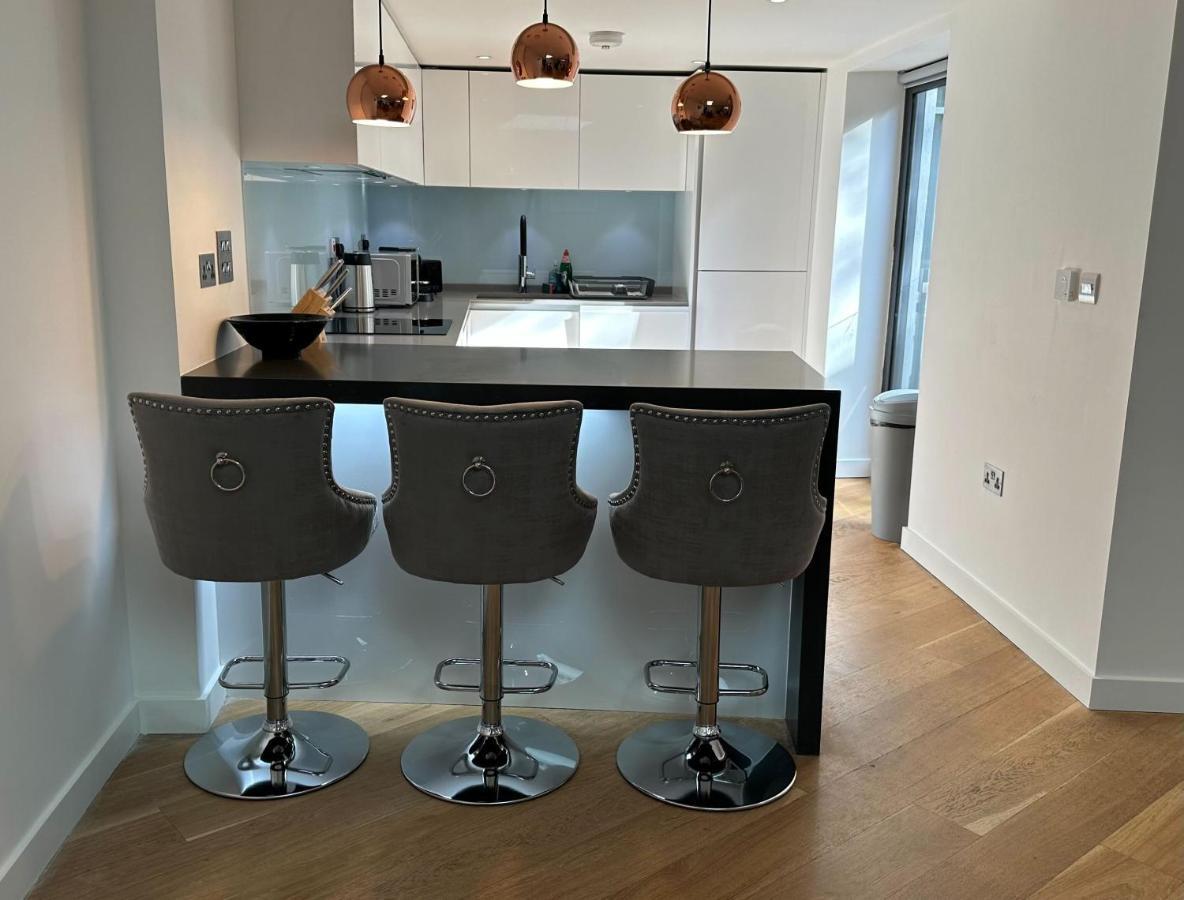 Joivy Stylish 3 Bed, 3 Bath House With Private Courtyard In Chelsea London