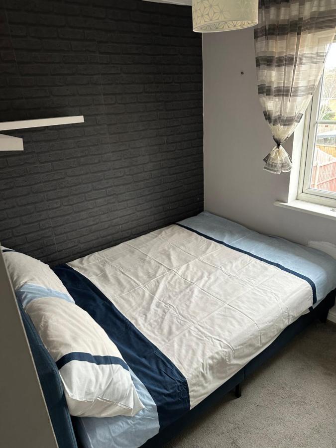 Holiday home Lovely 3 Bed Semi Detached House With Off Street Parking Located In A Quiet Close *