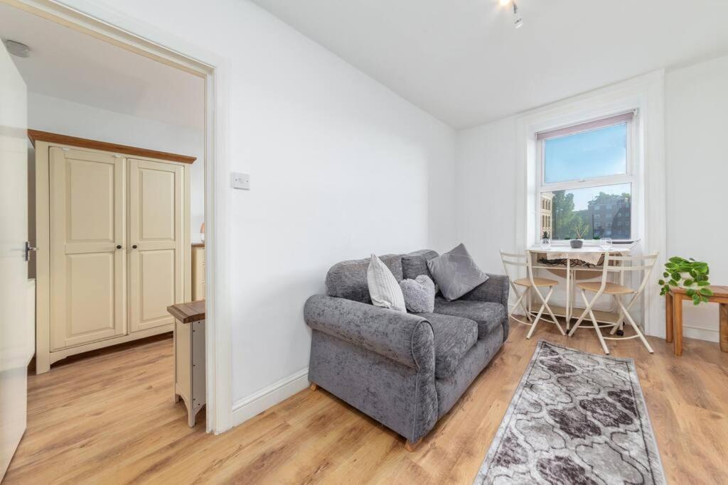 One Bedroom Flat In Central #02 Apartment *