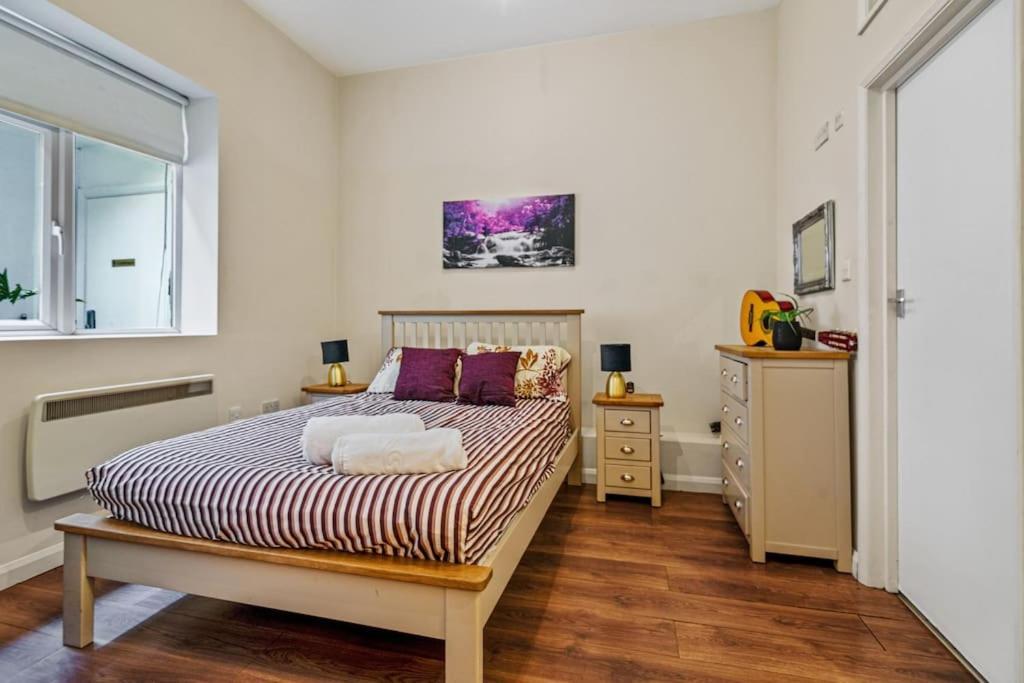 Two Bedroom With Patio Close To Hyde Park Ed4 * London