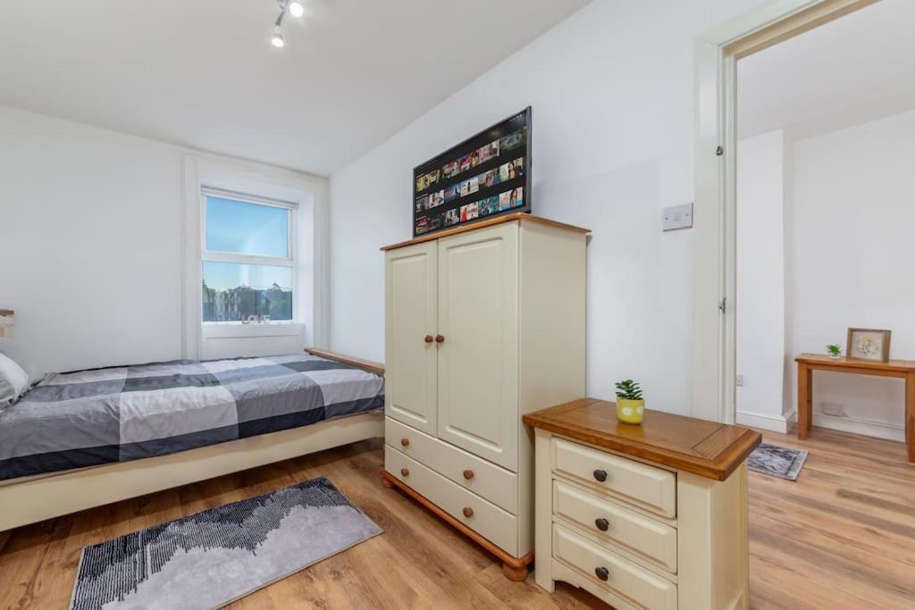 Apartment One Bedroom Flat In Central #02 *