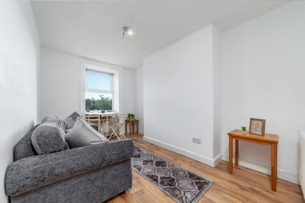 One Bedroom Flat In Central #02 Apartment *